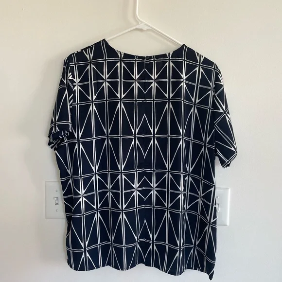 Contemporary Banana Republic top - Picture 2 of 6